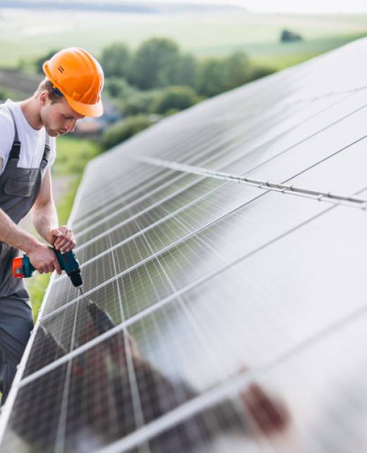 man-worker-firld-by-solar-panels (4)